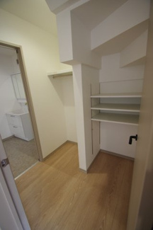 【収納】 | 【仲介手数料無料！！】稲城市東長沼　新築戸建て（全3棟）2号棟　6280万円 | ファミリークローゼット（2帖）は洗面所とつながっています。