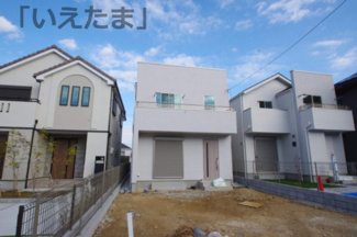 【外観】 | 【仲介手数料無料！！】稲城市東長沼　新築戸建て（全3棟）2号棟　6280万円 | 2号棟　令和7年11月2日撮影　建物完成、外構未完成