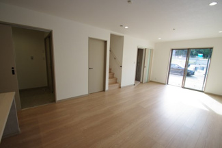 【居間・リビング】 | 【仲介手数料無料！！】稲城市東長沼　新築戸建て（全3棟）2号棟　6280万円