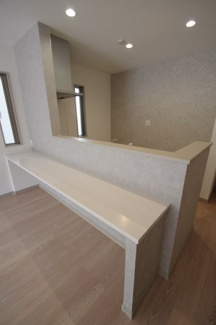 【キッチン】 | 【仲介手数料無料！！】稲城市東長沼　新築戸建て（全3棟）2号棟　6280万円 | キッチンにはカウンターが付いています。