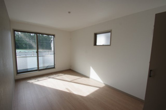 【寝室】 | 【仲介手数料無料！！】稲城市東長沼　新築戸建て（全3棟）2号棟　6280万円 | 主寝室7.1帖