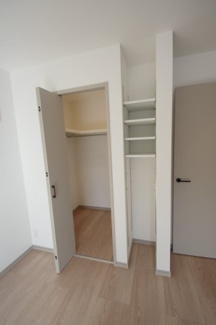 【収納】 | 【仲介手数料無料！！】稲城市東長沼　新築戸建て（全3棟）2号棟　6280万円 | ウォークインクローゼットと隙間収納