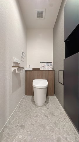 【トイレ】 | グランドメゾン長丘 | 清潔感のある温水洗浄付きトイレ。シンプルな空間が考え事にはもってこい。