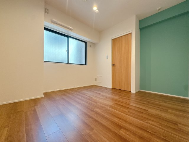 【洋室】 | グランドメゾン長丘 | この木目の床が周りの景色と壁や天井と、心地良い一体感を醸し出します。