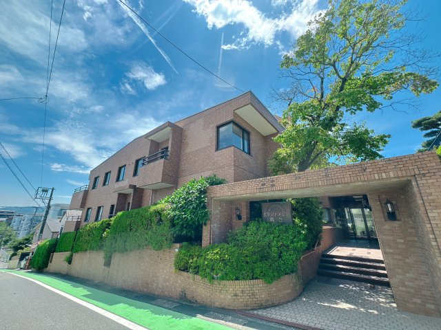 【外観】 | グランドメゾン長丘 | 青空にも夕焼けにも映える、そんなたたずまい。ここで新生活スタートさせてみませんか♪