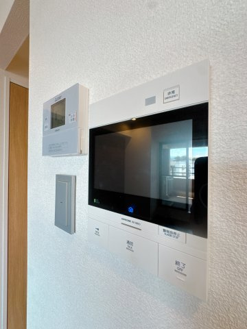 【防犯設備】 | グランドメゾン長丘 | モニター付きのインターホンを備えています♪訪問者の顔をしっかりチェックすることができますね。