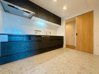 【キッチン】 | グランドメゾン長丘 | 機能性とデザイン性を両立させた、リノベーション物件ならではの素敵なキッチン。立ってみるとそれがよく分かります♪