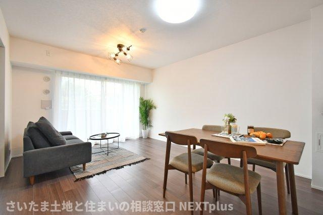 リビオ浦和領家の居間・リビング|LDK15.1帖：縦長の広々空間です！カウンターキッチンの前にはダイニングテーブルを置き、奥にソファーやテレビを置く事で、ダイニング空間とリビング空間を分ける事ができ、生活にメリハリがつきます！