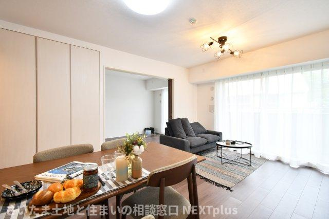 リビオ浦和領家の居間・リビング|LDK15.1帖：東向きは朝日がたっぷりと入るので、陽当たり良好です◎照明がおしゃれでモダンな雰囲気ですね。ダイニング横にも収納があるので、散らかりがちなリビングダイニングがすっきり片付きます！