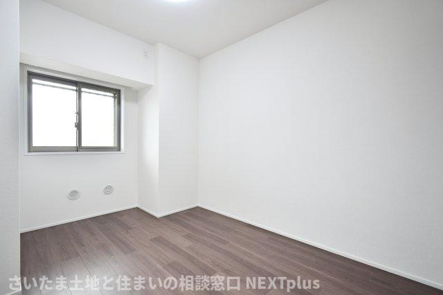 リビオ浦和領家の洋室|洋室②5.5帖：玄関入って左手前のお部屋です。リビングや他の部屋から離れているので、家族間でもプライバシーを守られます◎勉強机とベットも置ける広さなので、お子様の一人部屋として使用するのも◎