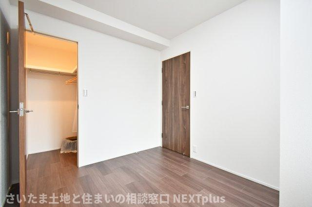 リビオ浦和領家の洋室|洋室②5.5帖：ウォークインクローゼットにはハンガーパイプが両面にあるため、大容量の収納が叶います！下の段にはスーツケースなど、上の段には季節物などを収納することで空間を上手に活用することが出来ます！