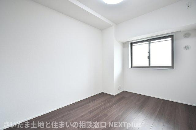 リビオ浦和領家の洋室|洋室③6帖：ダブルベッドを置いてもゆとりのある広さですので、主寝室としてもご使用いただけます！西側の窓は熱がこもりにくく、湿気やダニ対策にもつながり、寝室の環境を清潔に保つことが出来ます。