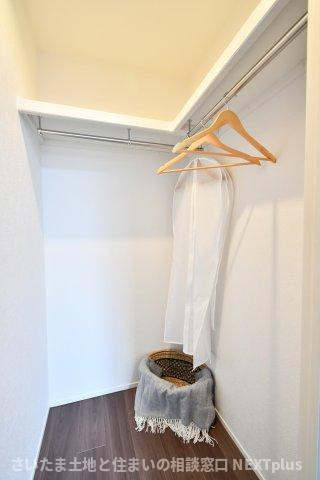 リビオ浦和領家の収納|洋室2部屋についているウォークインクローゼットです。奥行きがあるので、スーツケースなどの大きい荷物もたっぷり収納できます！ハンガーラックはかけるだけでいいので、片付けの家事ラクになります！