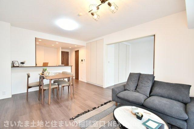 リビオ浦和領家の居間・リビング|15.1帖LDK：可動間仕切りを大きく開放すると…、合計20.3帖のゆったり空間に！洋室のクローゼットも大容量なので、散らかりがちなリビングも、いつもスッキリ気持ち良い室内となります。