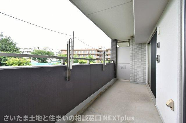 リビオ浦和領家のバルコニー|東向きのバルコニーは朝から陽当たりが良いので、朝の洗濯物干し気分が上がりますね◎奥行きもたっぷりとあるので、雨が降ってペットのお散歩に行けない日は、ベランダで気分転換させてあげることもできますね◎