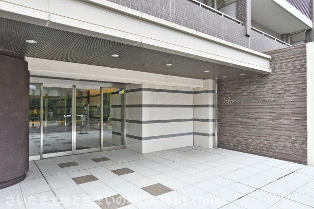 リビオ浦和領家のエントランス|上品さが漂うエントランスアプローチ！段差などが無いため、足の不自由な方や車いす、ベビーカーでも難なく出入りができます◎ペットもお散歩がしやすいですね◎宅配ボックスがあり、不在時の荷物の受け取りも◎