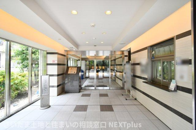 リビオ浦和領家のエントランス|安心安全のオートロック付きです。防犯面が気になるご家庭も、小さいお子様がいるご家庭も、安心して暮らせます◎エントランス前には緑もあり、穏やかな暮らしが叶いますね◎