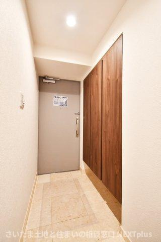 リビオ浦和領家の玄関|トールサイズのシューズボックスですので、ご家族分の靴をしっかり収納する事ができます！ブーツや長靴などのかさばる季節ものや、高さのあるヒールなどの靴もまとめて収納できるのが嬉しいポイントです。