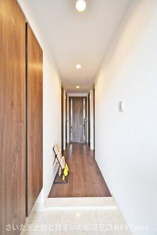 リビオ浦和領家の玄関|玄関ドアの正面にはリビングの扉が設置されておりますので、急な訪問で玄関を開けた際に室内が見えない設計で、安心です！疲れて帰宅した際も、木目調の扉やフローリングが癒しになりそうですね◎