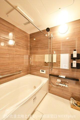 リビオ浦和領家の浴室|シックで上品さを感じるバスルームはまるでホテルのような仕上がり。日常から解放できる癒しの空間となります。木目がアクセントになっております！新品ですのでご入居後から気持ちよく入浴頂けます。