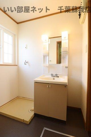 クレストタウンＢの洗面所|朝の準備に活躍する、洗髪洗面化粧台！