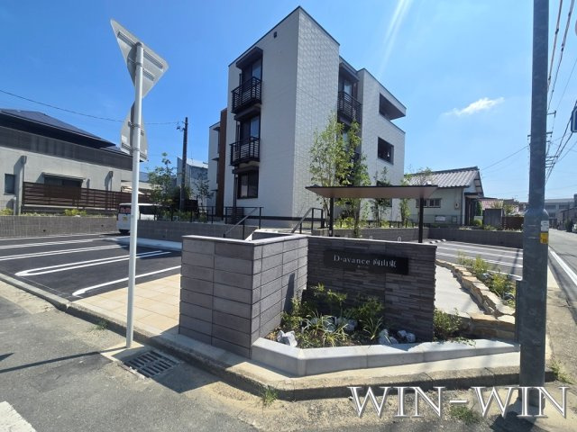 D-avance向山東の駐車場