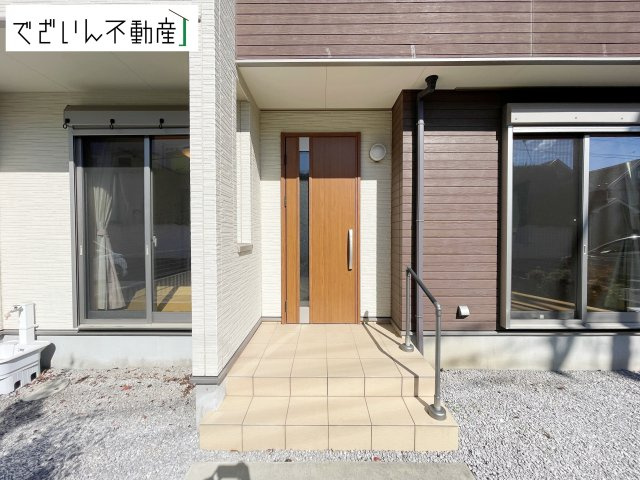 【玄関】 | 深谷市東方町5丁目　中古住宅   | 現地(2025年10月撮影)