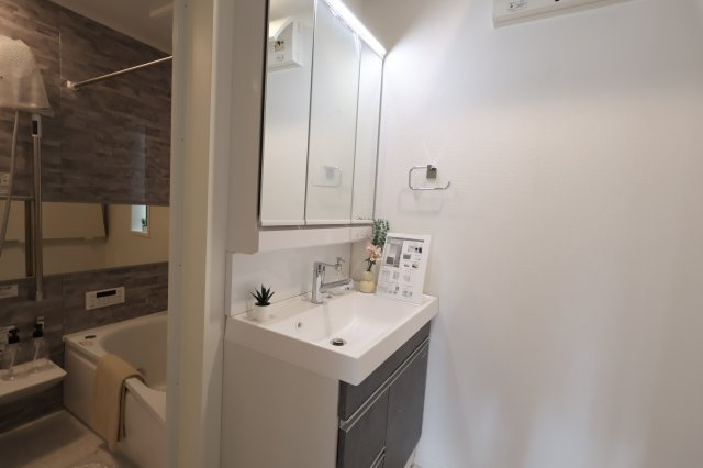 《仲介手数料無料》浦和区北浦和３丁目14-16新築一戸建てジオヴィスタの独立洗面台