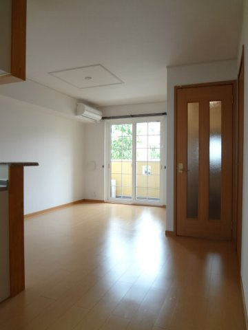 メゾン・ジェルメⅡの居間・リビング|こちらのリビングで趣味の時間をお楽しみください