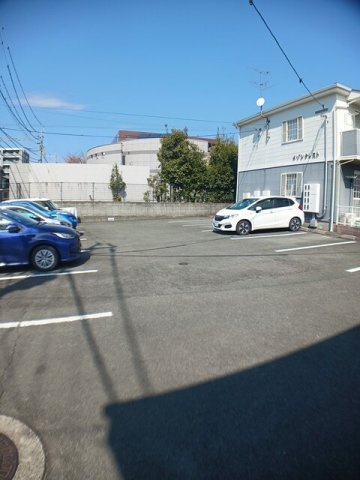 メゾンクレストの駐車場|駐車場に車を止められます