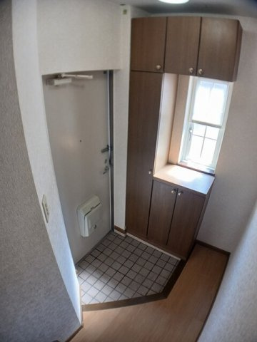 メゾンクレストの玄関|明るい玄関です