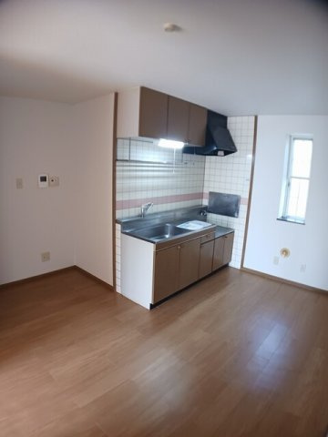 メゾンクレストの居間・リビング|こちらのリビングで趣味の時間をお楽しみください