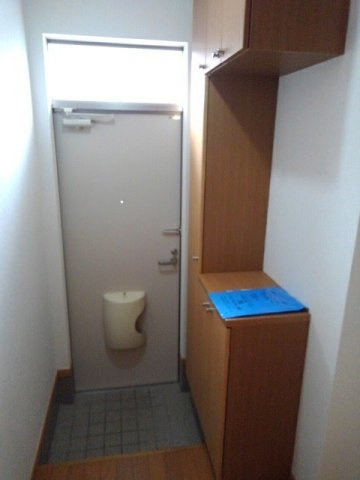 熊本市北区鶴羽田町のアパートの玄関|収納もある玄関です