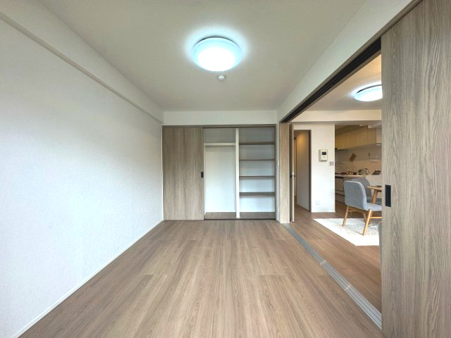 ライオンズマンション保谷の洋室|洋室(約6.0帖)
南向きの洋室で過ごしやすそうなお部屋です。LDKと隣接していて扉を開放すると開放的な空間になります。