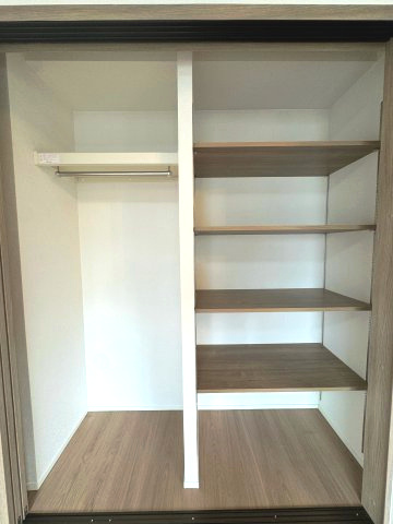 ライオンズマンション保谷の収納|クローゼット
奥行きがありキャリーケースなどの大きい荷物も収納できそうです。
右側部分は棚になっていて様々な用途で使用できそうです。