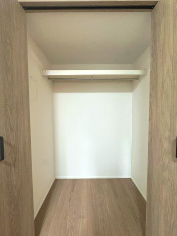 ライオンズマンション保谷の収納|クローゼット
奥行きがあるクローゼットで洋服以外にも荷物を収納することができそうです。