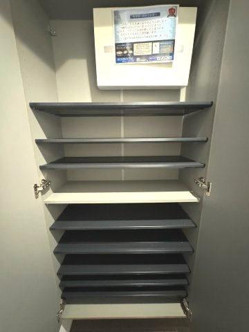ライオンズマンション保谷の収納|シューズクローゼット
大容量のシューズボックスで靴がすっきりと収納できそうです！