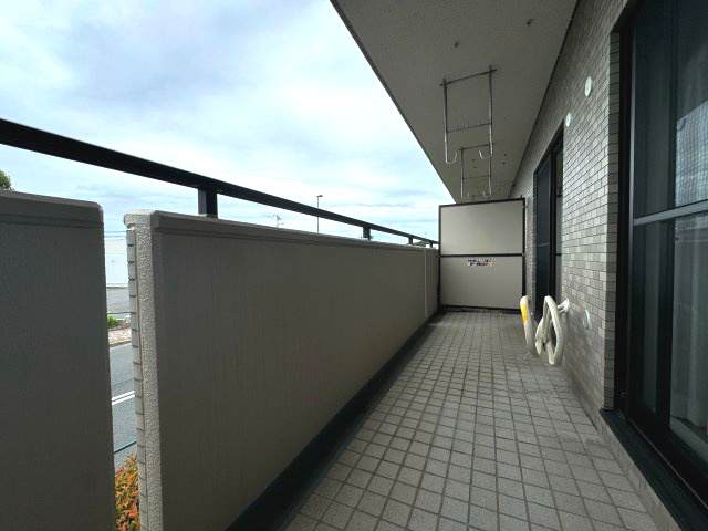 ライオンズマンション保谷のバルコニー|ワイドバルコニー(8.70㎡)
幅が広いバルコニーのため洗濯物が干しやすそうです！椅子や机を置いてくつろぐこともできそうです！