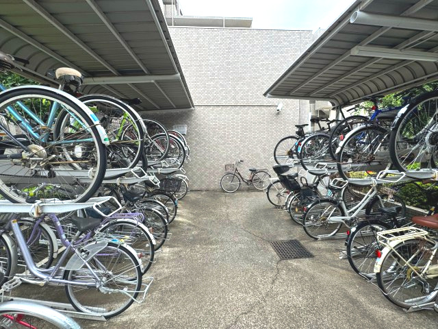 ライオンズマンション保谷の駐輪場|駐輪場
一台分のスペースがあるので自転車が倒れたりぜず安心してご利用いただけます。