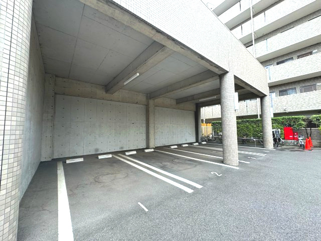 ライオンズマンション保谷の駐車場|駐車場
屋根があり雨風をしのげそうです。