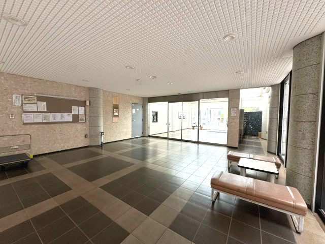 ライオンズマンション保谷のエントランス|エントランス
落ち着いた雰囲気のエントランス。
椅子に座って一息つくこともできます。