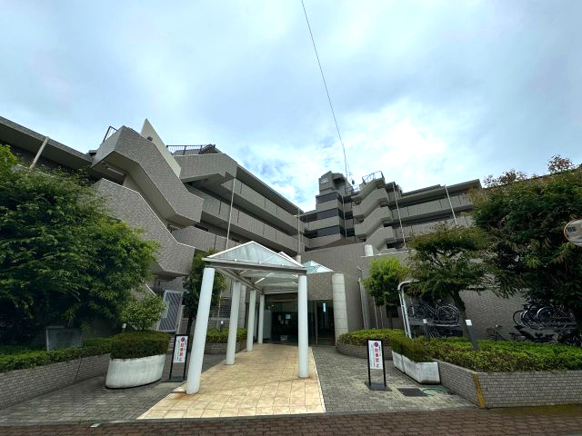 ライオンズマンション保谷の外観|外観
入口のサイドには植物があり落ち着いた雰囲気があります。
手入れが行き届いていて常にきれいな状態で気持ちがいいです！