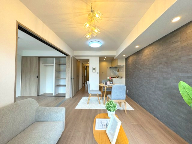 ライオンズマンション保谷の居間・リビング|LDK(約12.1帖)
南向きのLDKで自然光がたっぷりと入ります。
家族揃ってお寛ぎ頂ける解放感のあるお部屋です。