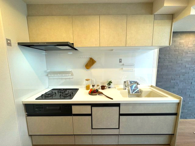 ライオンズマンション保谷のキッチン|システムキッチン
上部、下部に収納棚が設けられていて調理器具やお皿など綺麗に収納できキッチンをすっきりと保つことができそうです！