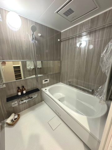 ライオンズマンション保谷の浴室|浴室
ワイドミラー、スライド式のシャワーが設置されており小さいお子様でも安心して使用することができます。