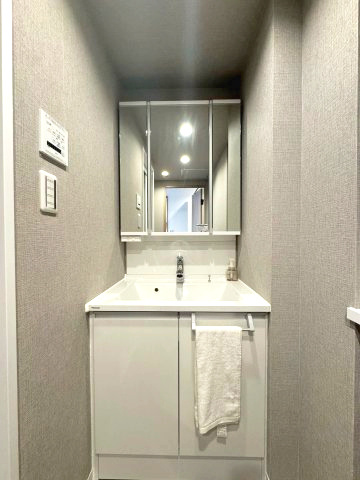 ライオンズマンション保谷の独立洗面台|三面鏡付き洗面化粧台
鏡裏には収納スペースがあり歯ブラシやドライヤーなどを収納することができます。
下部の収納には掃除用具など様々なものが収納可能です。