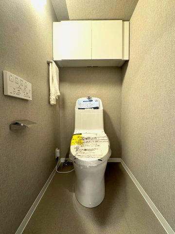 ライオンズマンション保谷のトイレ|トイレ
落ち着いた色のクロスで安心感のあるトイレです。
上部には棚があり掃除用具やトイレットペーパーなど収納可能です。