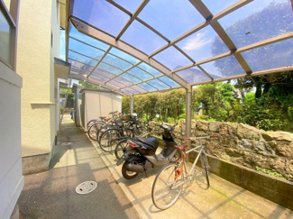 【その他共用部分】 | 駐輪場には屋根があるので雨の日も困りません！