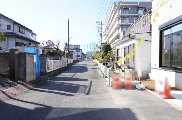 草加市小山1丁目 新築分譲住宅の前面道路含む現地写真