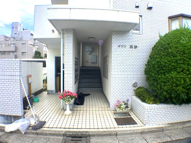 メゾン高砂のエントランス|建物の内部です